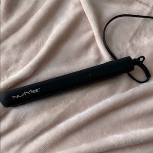 Classic nuMe straightener